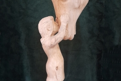 12.Miroslaw Pasewicz Milosc dziecka rzezba w drewnie 165cm