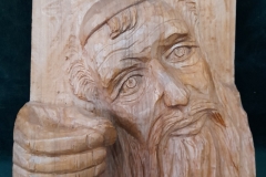 23.Miroslaw Pasewicz Zyd na szczescie plaskorzezba w drewnie 40cm