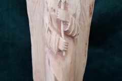 6.Miroslaw Pasewicz Aniol z roza rzezba w drewnie 40cm