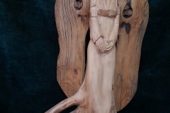 9.Miroslaw Pasewicz Wstydliwy Aniol rzezba w drewnie 60cm