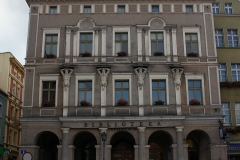 800px-Wałbrzych_kamienica_Rynek_9_27.07.2011_p2